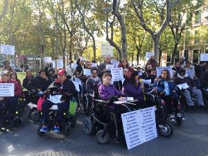 Más de un centenar de personas se concentran en Madrid para denunciar la falta de accesibilidad del metro para las personas con discapacidad