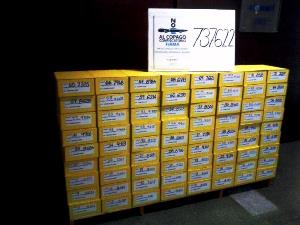 Imagen de las cajas presentadas con las más de 737.000 firmas