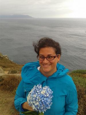 Bárbara Martín, Responsable de la Oficina Técnica de Asuntos Europeos de la ONCE, posando en el Norte, con unas hortensias