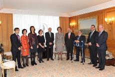 Una delegación del CERMI ha entregado el premio cermi.es extraordinario a la Reina Doña Sofía (Imagen © Casa de S.M. el Rey)