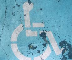 Plaza de aparcamiento reservada a personas con discapacidad