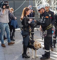 Personas ciegas participan en un simulacro de pánico y rescate en el Pabellón de Fundación ONCE en Sevilla