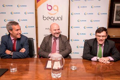 Alejandro Oñono, Luis Cayo Pérez Bueno y Alberto Durán en uno de los momentos de la entrega del sello 'Bequal Premium' a Ilunion
