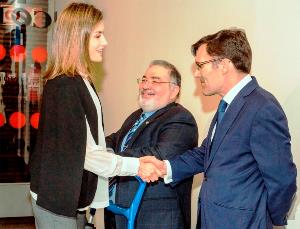La Reina Letizia saluda a Alberto Durán, secretario general del CERMI, en presencia de Mario García, presidente de Cocemfe