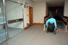 Una persona deambulando en silla de ruedas