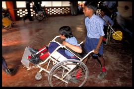 Niño en silla de ruedas