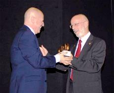 El profesor Santiago Torres de la Universidad de Málaga recoge el ‘Premio Cermi.es’ por su esfuerzo para mejorar la vida de las personas sordas