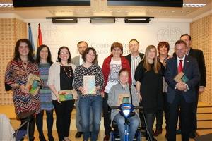 El CERMI Asturias y la Fundación Vodafone España entregan tabletas a personas con discapacidad para realizar un estudio sobre aplicaciones accesibles