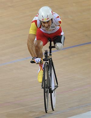 El ciclista español Juanjo Méndez, en una prueba de velódromo