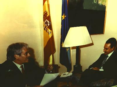 Adolfo Sánchez, presidente de la Fundación Española de la Tartamudez con el presidente del gobierno entonces (2005) Zapatero