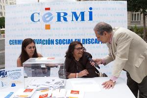 Dos mujeres en las mesas de votaciones, entrevistadas por José Manuel González Huesa, director de “cermi.es semanal” y director general de Servimedia
