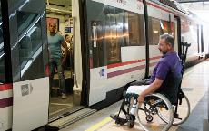 Un hombre en silla de ruedas en una estación de tren de cercanías