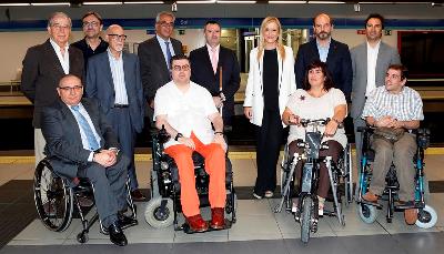 Cifuentes presenta el Plan de Accesibilidad de Metro de Madrid. En la imagen, con la presidenta del CERMI Comunidad de Madrid, Mayte Gallego, y otros representantes de la discapacidad