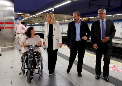 Cifuentes presenta el Plan de Accesibilidad de Metro de Madrid. En la imagen, con la presidenta del CERMI Comunidad de Madrid, Mayte Gallego