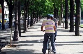Detalle de un ciudadano con su bici en Madrid