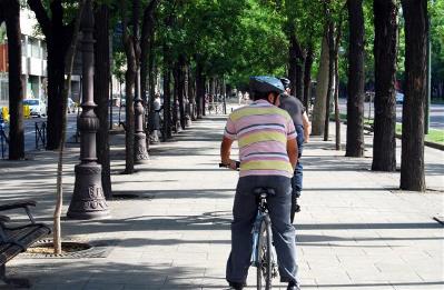 Detalle de un ciudadano con su bici en Madrid