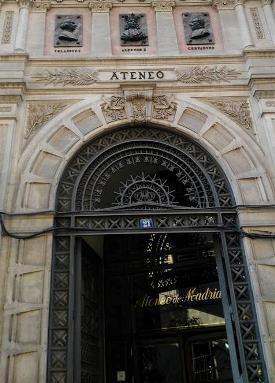 Detalle de la entrada del Ateneo de Madrid