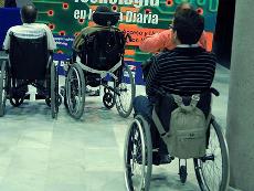 Personas con discapacidad asistiendo a una jornada sobre nuevas tecnologías