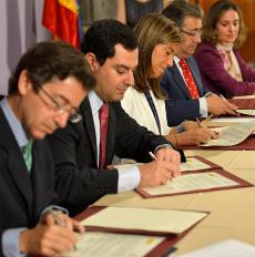 La ministra Ana Mato, y el Secretario de Estado de Servicios Sociales e Igualdad, Juan Manuel Moreno, en la firma del convenio con la FEMP para la gestión de ATENPRO