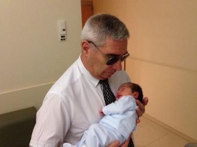 José Antonio Bes con su nieto recién nacido