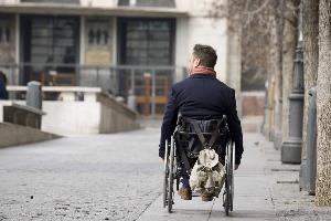 Una persona en silla de ruedas por las calles de una ciudad