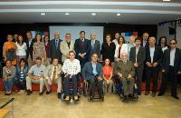 El consejero de Sanidad y Asuntos Sociales del Ejecutivo de Castilla-La Mancha, José Ignacio Echániz, con representantes del CERMI CLM
