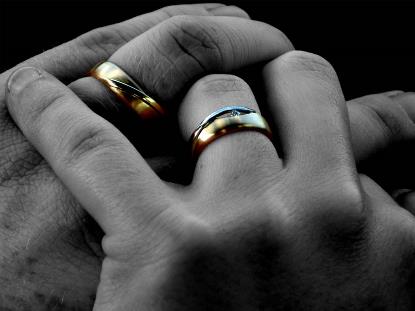 Manos con anillos de boda puestos