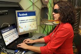 Mujer ciega entrando en facebook