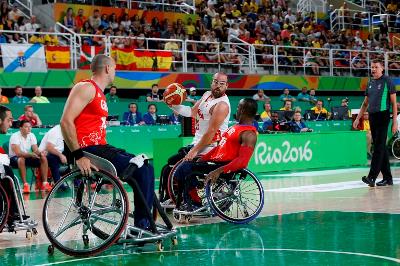 Equipo español de baloncesto en silla de ruedas en un partido de Río 2016 (imagen del Comité Paralímpico Español)