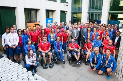 Visita del equipo paralímpico español a las empresas patrocinadoras del Plan ADOP tras los Juegos de Rio 2016 (imagen del Comité Paralímpico Español)