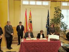 El Presidente de Aragón, Javier Lambán, y la presidenta de CERMI Aragón, Marta Valencia, firman un protocolo de colaboración para el desarrollo de acciones que afectan a la discapacidad