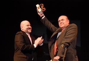 Carlos Laguna, actual presidente de COCEMFE Castelló y vicepresidente de COCEMFE Comunitat Valenciana, recibe el Premio cermi.es