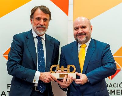 El presidente de ATRESMEDIA, José Creuheras, recoge el galardón de manos de Luis Cayo Pérez Bueno, presidente del CERMI