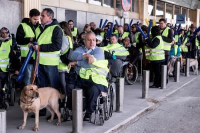 Concentración promovida por el CERMI, bajo el lema “Ryanair, no seas mi límite para volar”, denunciando la discriminación que la aerolínea mantiene hacia los pasajeros con discapacidad
