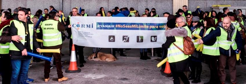 Concentración de protesta contra Ryanair por discriminar a personas con discapacidad en el transporte aéreo