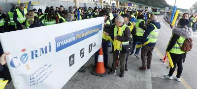 Concentración de protesta contra Ryanair por discriminar a personas con discapacidad en el transporte aéreo