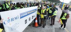 Protesta en Barajas contra Ryanair por "discriminar" a personas con discapacidad