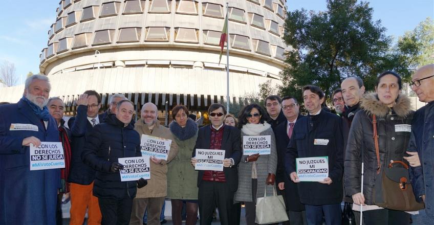 Representantes del CERMI y organizaciones de la discapacidad protestan ante el Tribunal Constitucional y reclaman el derecho al voto para todas las personas con discapacidad