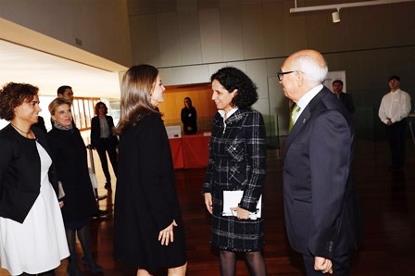 La Reina Letizia saluda a Ana Peláez, vicepresidenta ejecutiva de la Fundación CERMI Mujeres