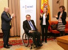 Francisco Vaño recibiendo la distinción de "Amigo de la Discapacidad" concedida por el CERMI