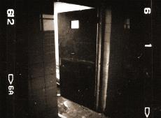 Detalle de la puerta de una celda de un "manicomio"
