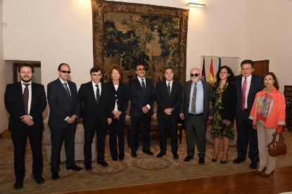 García-Page durante su encuentro con el presidente del Foro Europeo de la Discapacidad (EDF), Yannis Vardakastanis