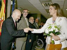 Luis Cayo Pérez Bueno saluda a la infanta Elena, presidenta de honor del Comité Paralímpico Español
