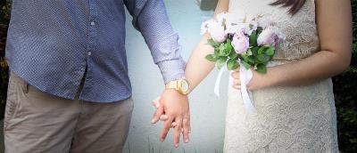 Detalle de las manos agarradas de un matrimonio