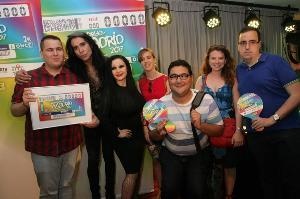 Alaska y Mario Vaquerizo participan en la presentación del cupón de la ONCE del WorldPride Madrid, junto a otras personas
