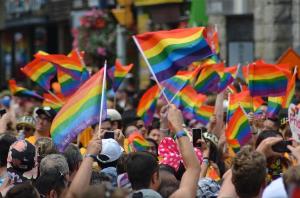 Imagen de un desfile del orgullo con banderas arco iris