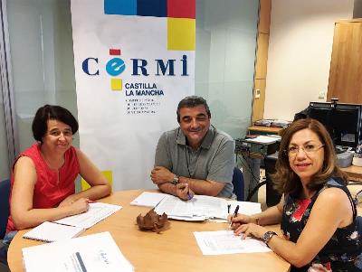 Cristina Gómez, presidenta del CERMI Castilla-La-Mancha, trabajando con parte de su equipo