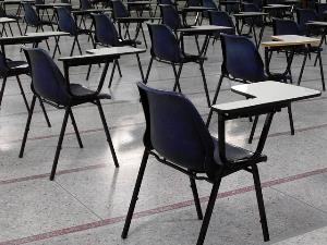 Sala con sillas para exámenes