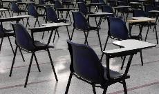 Sala con sillas para exámenes 