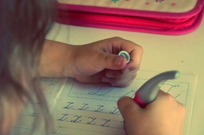 Una niña aprendiendo a escribir la letra z